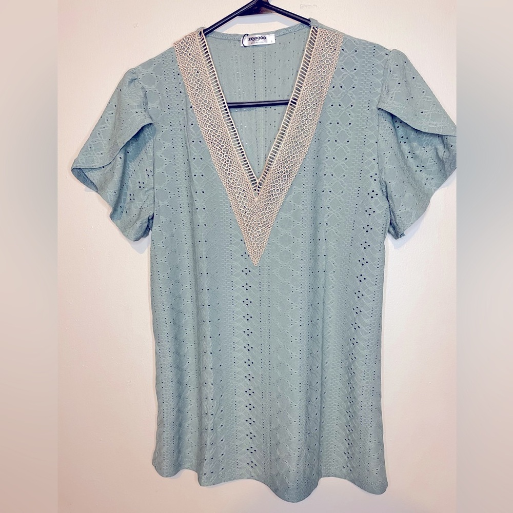 ZEAGOO women’s v neck top NWT size small